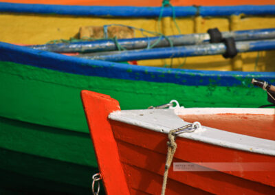 Bunte Boote liegen im Hafen von Gudhjem - Nahaufnahme - Bornholm