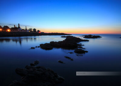 Gudhjem, Sonnenuntergang an der Ostküste in Bornholm. Die Ostsee ist ganz still