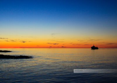Schiff im Sonnenuntergang- Hafen Gudhjem, Bornholm am Abend