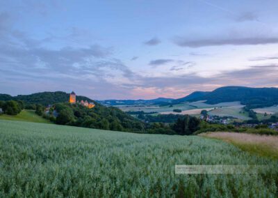 Die Burg Lichtenberg bettet sich in die Landschaft der Westpfalz. Umgeben von sanften Hügeln, Feldern und Wäldern
