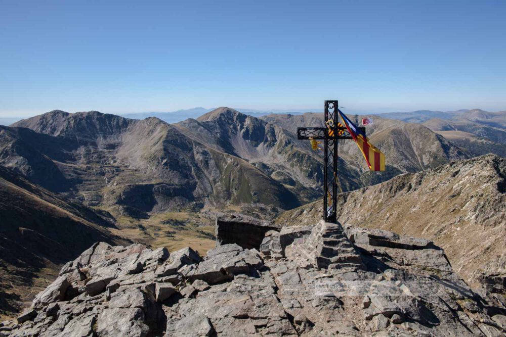 Canigou. Mit einer Höhe von 2.785m ist er der markante Berg der Pyrenäen und galt lange als höchster Berg Kataloniens