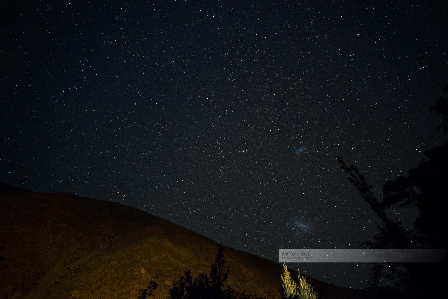 Das Elquital am Abend mit Blick in den Himmel, wo unendlich viele Sterne zu sehen sind