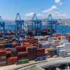 Containerschiff im Hafen von Valparaíso am Pazifik (Chile)