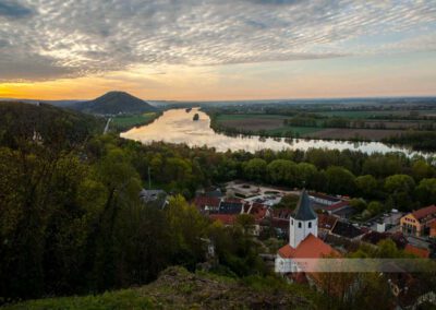 Donaustauf - Sonnenaufgang an der Burgruine. Blick auf Donau und Donaustauf