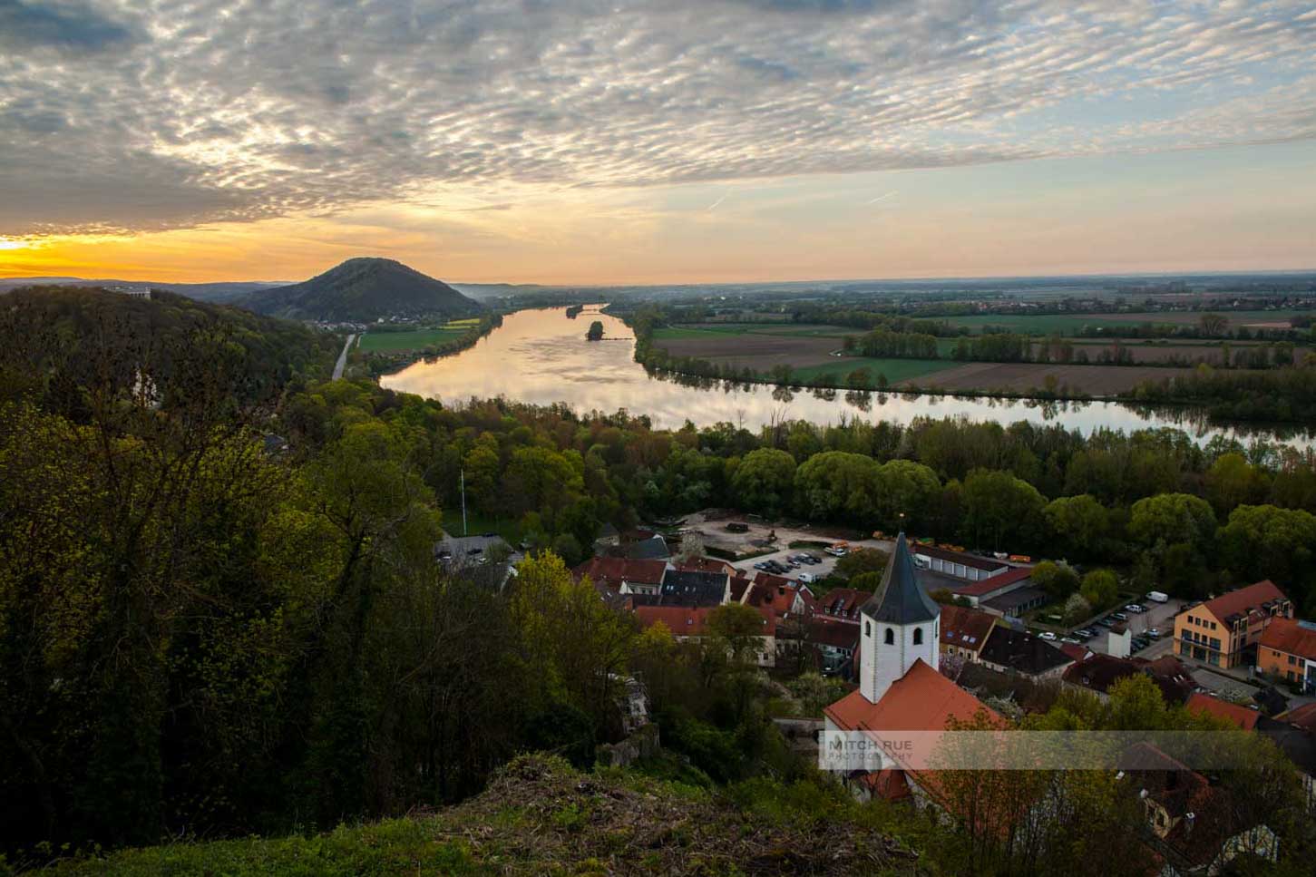 Donaustauf - Sonnenaufgang an der Burgruine. Blick auf Donau und Donaustauf