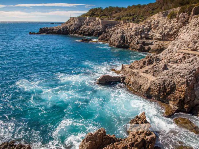 Frankreich- Antibes - Wanderung - Cap d‘ Antibes - Côte d' Azur -Mittelmeer – Felsküste – Wellen