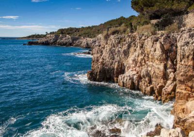 Frankreich- Antibes - Wanderung - Cap d‘ Antibes - Côte d' Azur -Mittelmeer – Felsküste – Wellen – Blaues Wasser