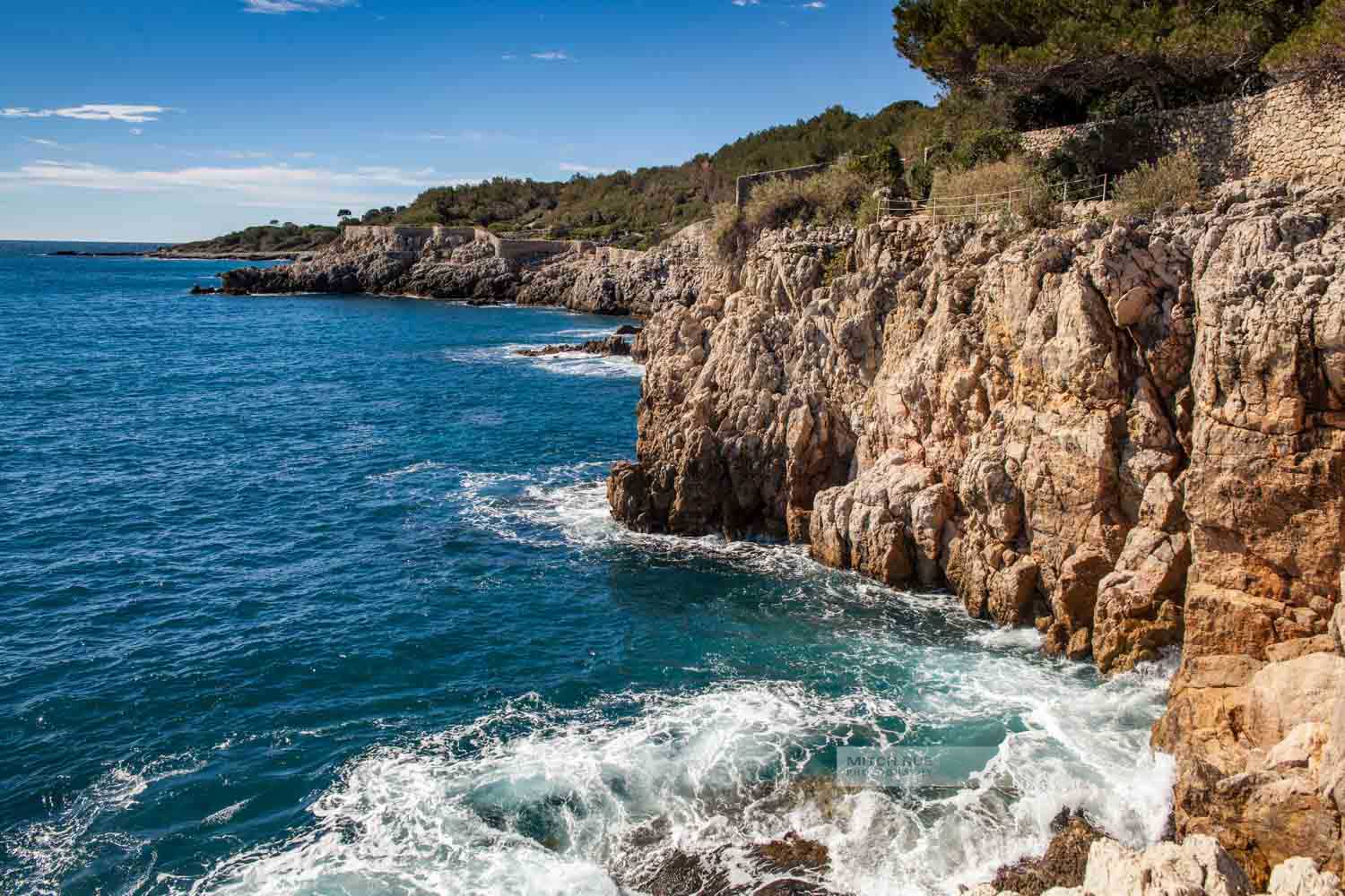 Frankreich- Antibes - Wanderung - Cap d‘ Antibes - Côte d' Azur -Mittelmeer – Felsküste – Wellen – Blaues Wasser