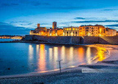 Frankreich- Antibes – Stadtmauer – Ufermauer - Postkarte - Nachtbild - Château Grimaldi - Côte d' Azur - Mittelmeer