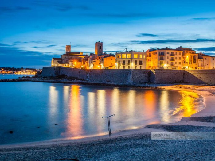 Frankreich- Antibes – Stadtmauer – Ufermauer - Postkarte - Nachtbild - Château Grimaldi - Côte d' Azur - Mittelmeer