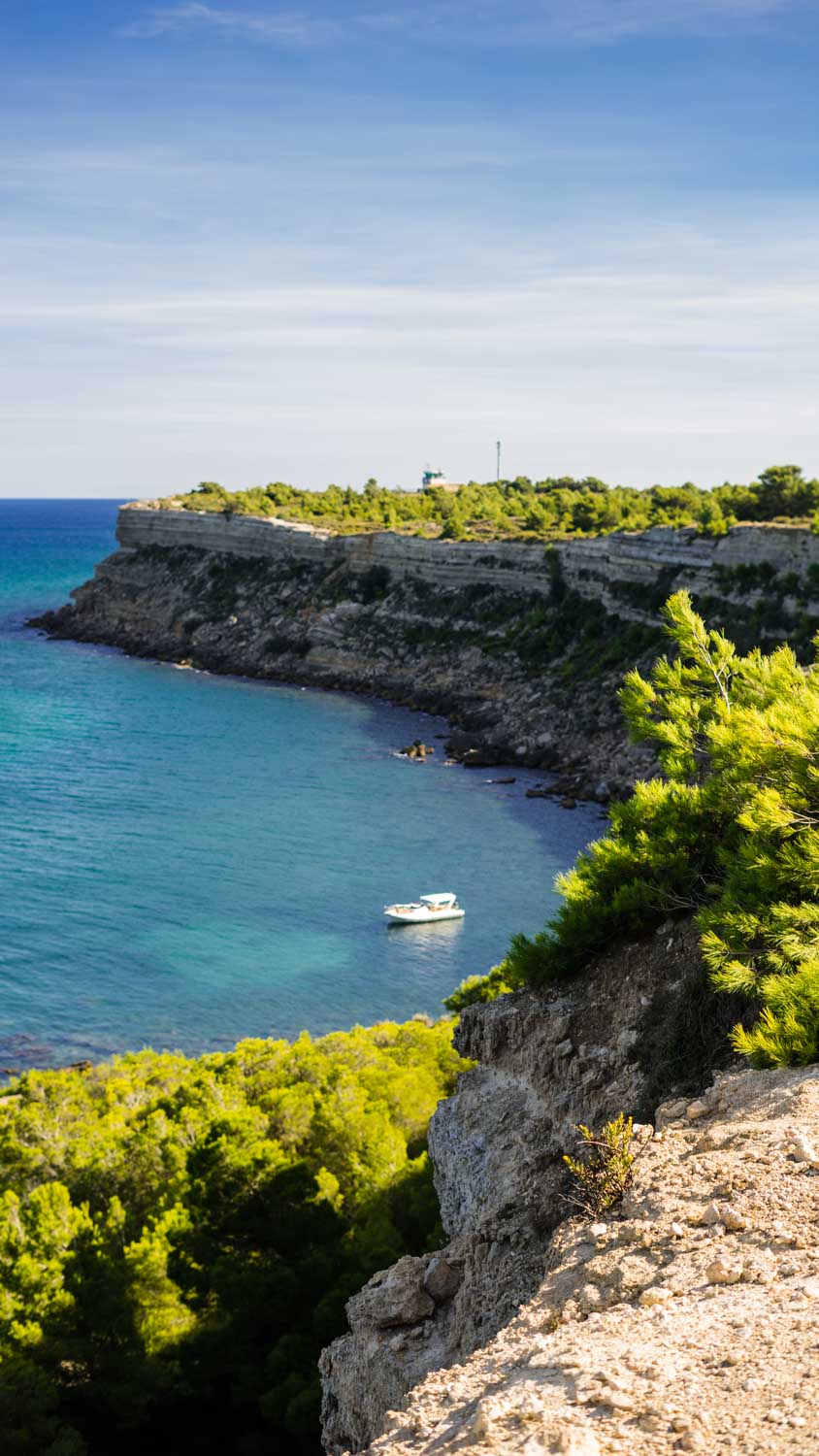 Frankreich-Leucate-Südfrankreich-Mittelmeer-26 Fischerboote liegen an Land, idyllische Häuser im Hintergrund, Bornholm