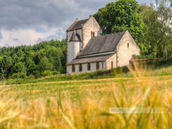 Die Hirsauer Kirche im Landkreis Kusel im Sommer. Kornfeld in der Westpfalz,