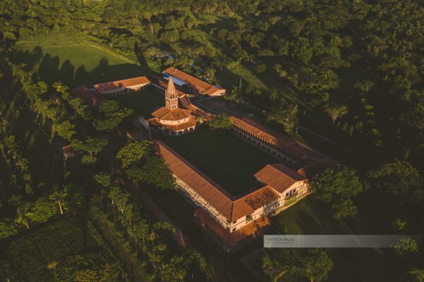 Atyrá - Kloster Marianela im Departamento Cordillera, Luftaufnahme auf Kloster im Regenwald