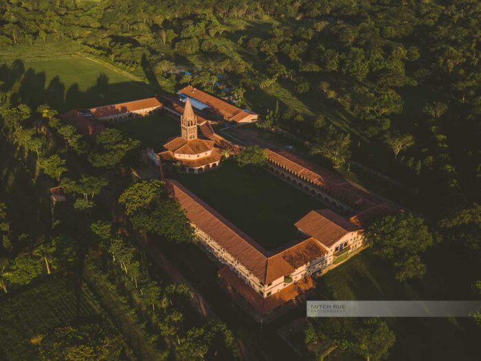 Atyrá - Kloster Marianela im Departamento Cordillera, Luftaufnahme auf Kloster im Regenwald