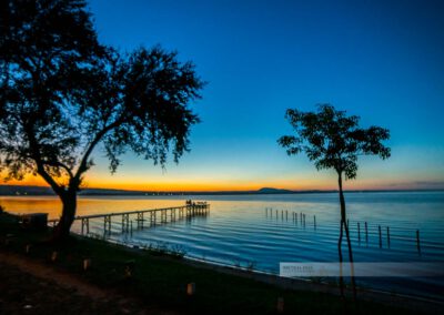 San Bernadino in Paraguay. Wunderbare Natur in traumhafter Landschaft. Sonnenuntergang am See. Nahe der Hauptstadt