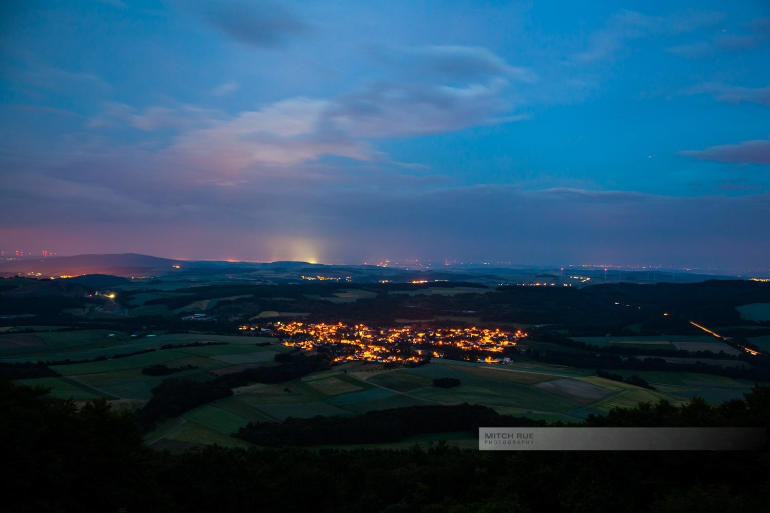 Langzeitbelichtung auf den Landkreis Kusel, Blick in die Ferne, Beleuchtete Häuser liegen im Tal