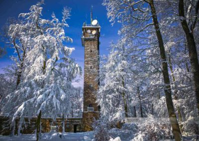 Winter in der Westpfalz. Potzbergturm von Schnee bedeckt. Aufgenommen im Landkreis Kusel (Westpfalz)