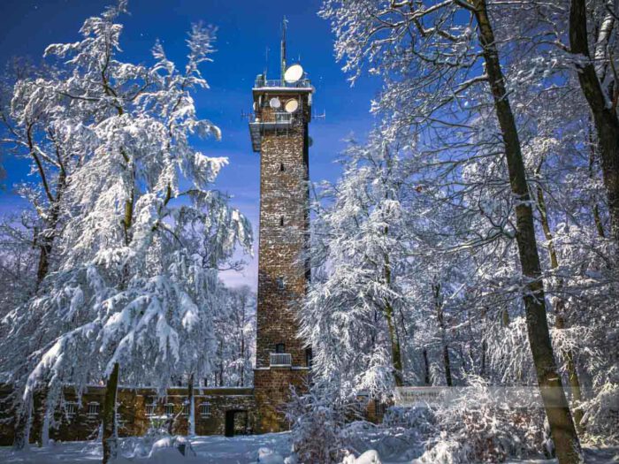Winter in der Westpfalz. Potzbergturm von Schnee bedeckt. Aufgenommen im Landkreis Kusel (Westpfalz)