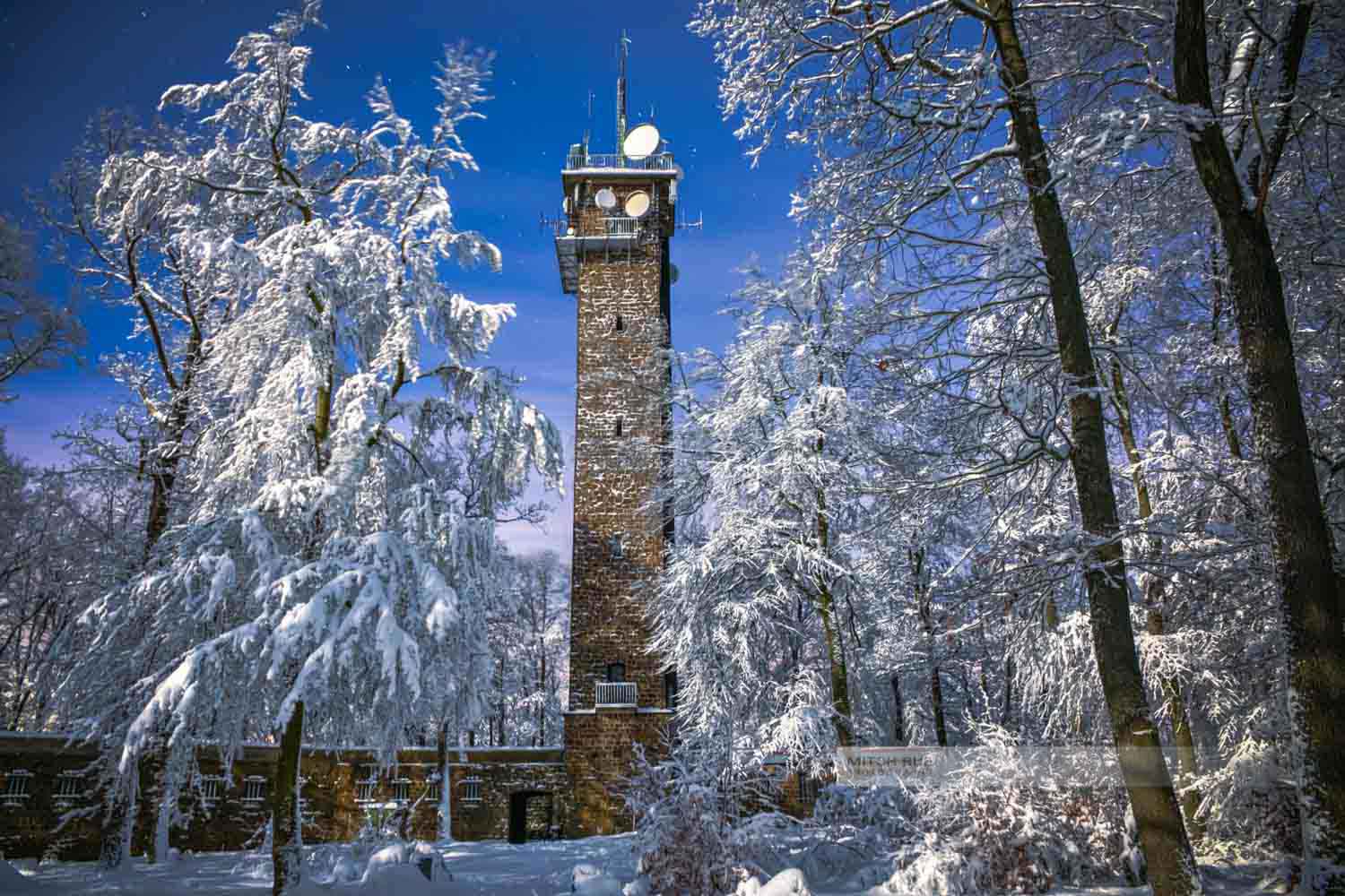 Winter in der Westpfalz. Potzbergturm von Schnee bedeckt. Aufgenommen im Landkreis Kusel (Westpfalz)