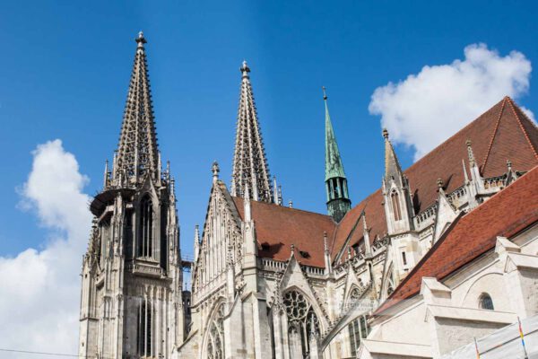 Blick auf die Türme des Dom Sankt Peter in Regensburg