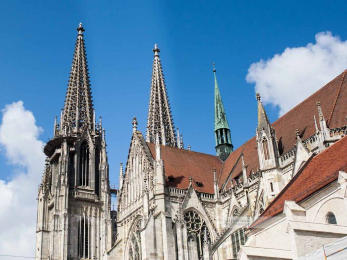 Blick auf die Türme des Dom Sankt Peter in Regensburg