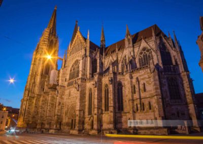 Seitenansicht des Dom Sankt Peter in Regensburg bei Nacht