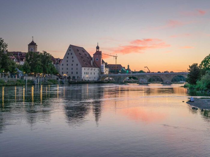 Sonnenuntergang in Regensburg mit Blick auf Steinerne Brücke und Salzstadl