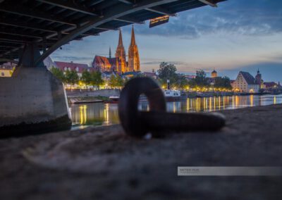 Abendlicht an der Donau in Regensburg, Eiserne Brücke