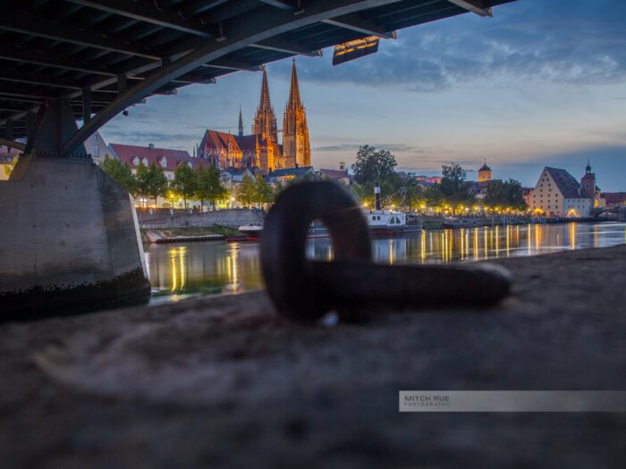 Abendlicht an der Donau in Regensburg, Eiserne Brücke