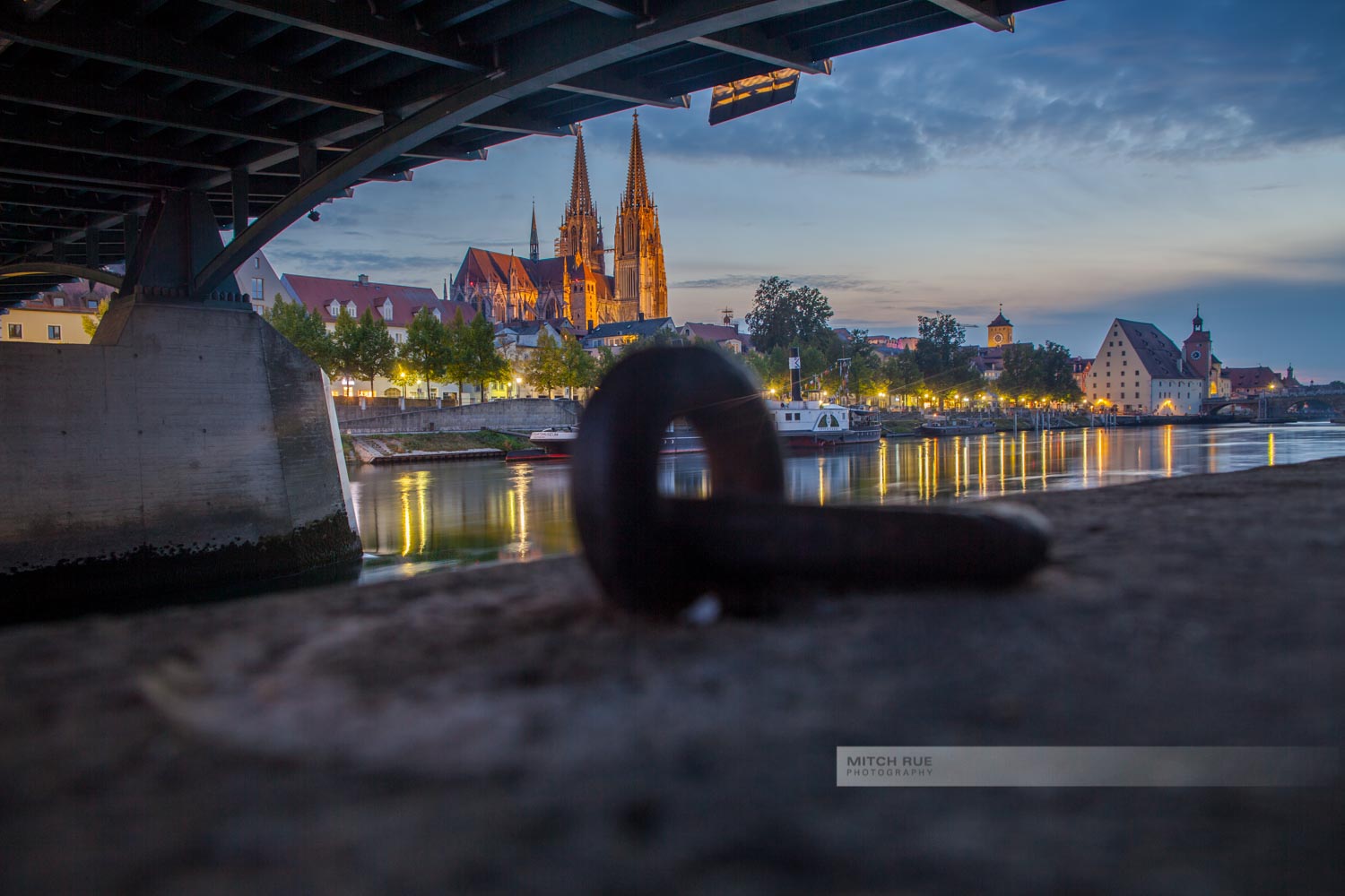 Abendlicht an der Donau in Regensburg, Eiserne Brücke