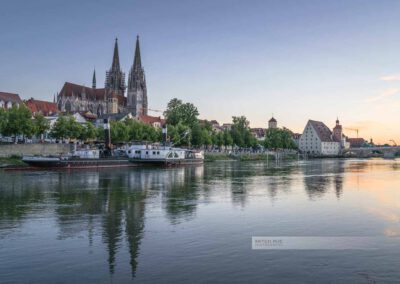 Abendlicht in Regensburg. Blick auf den Dom, Steinerne Brücke und Salzstadel
