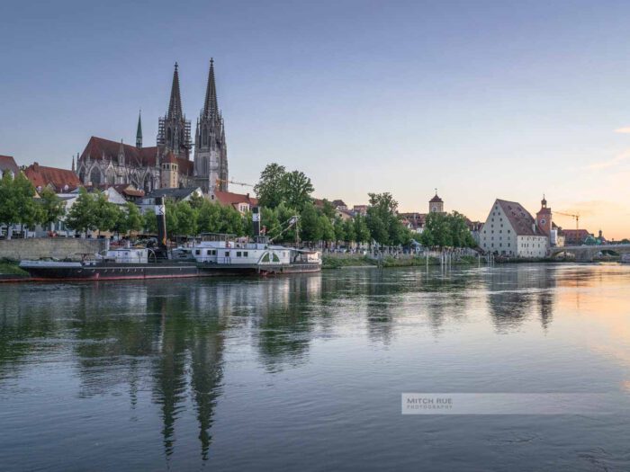 Abendlicht in Regensburg. Blick auf den Dom, Steinerne Brücke und Salzstadel