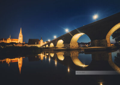 Nacht an der Steinernen Brücke in Regensburg. Dom und Brücke beleuchtet