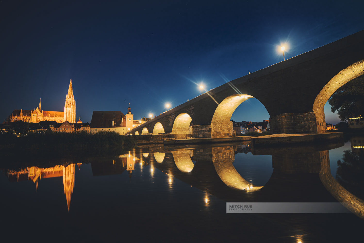 Nacht an der Steinernen Brücke in Regensburg. Dom und Brücke beleuchtet