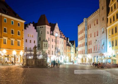 Haidplatz in der Altstadt von Regensburg an einem Sommerabend