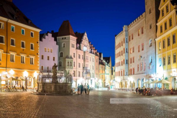 Haidplatz in der Altstadt von Regensburg an einem Sommerabend