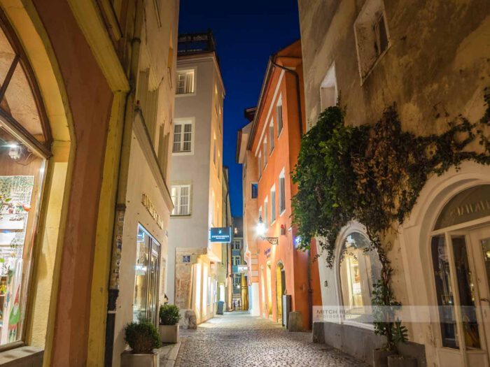 Schmale Gassen in der Altstadt von Regensburg in der Nacht.