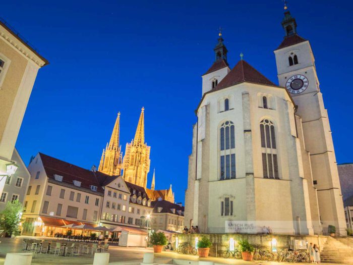Sommernacht am Neupfarrplatz in Regensburg mit der Neupfarrkirche und dem Dom Sankt Peter
