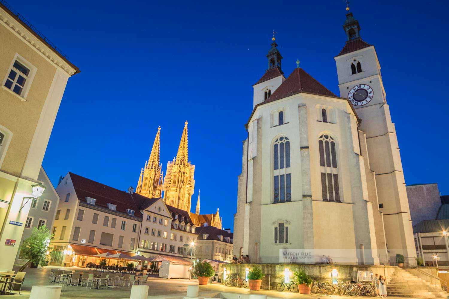 Sommernacht am Neupfarrplatz in Regensburg mit der Neupfarrkirche und dem Dom Sankt Peter
