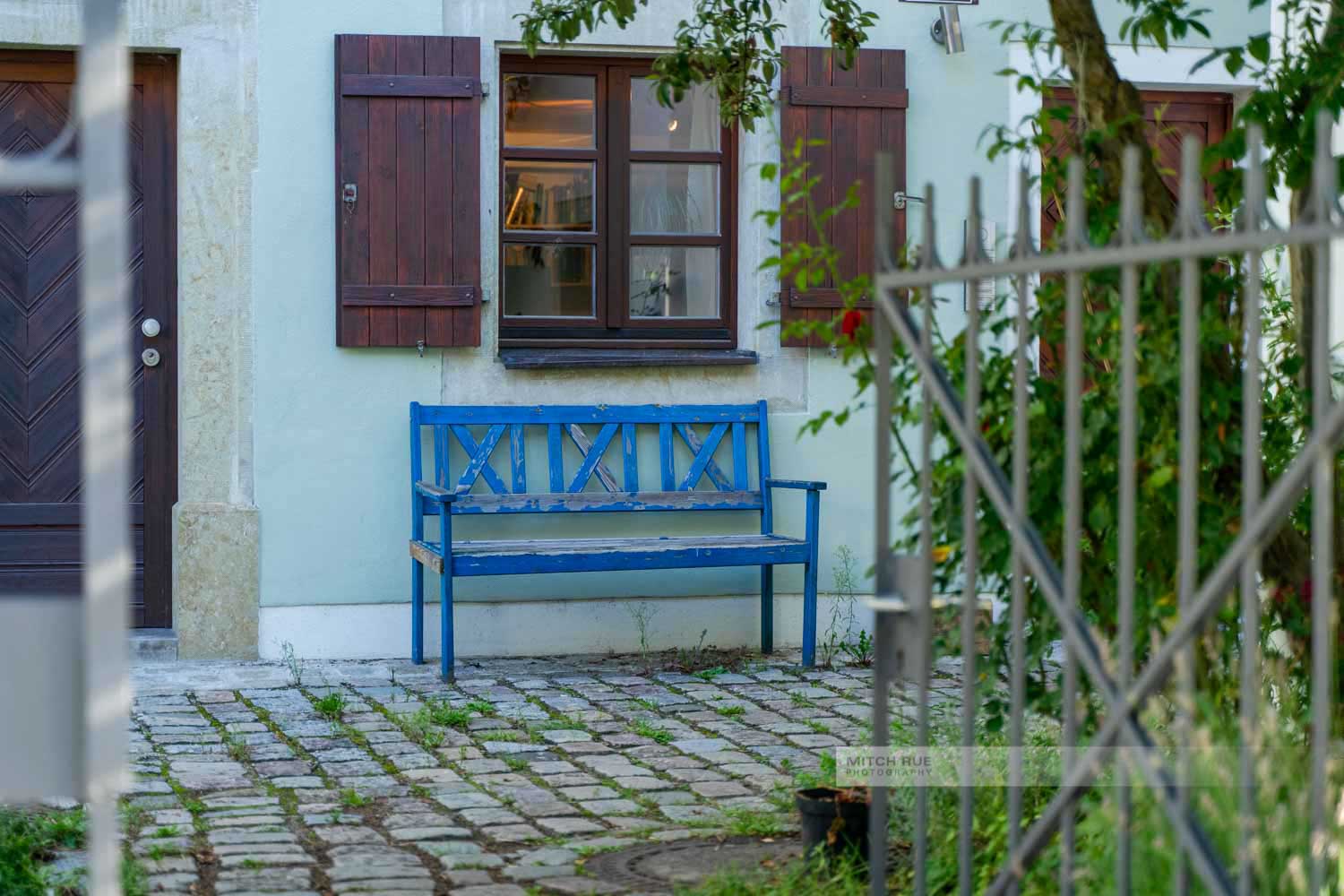 Idyllische Bank in einem Garten einer Gasse im Stadtteils StadtamHof im Welterbe Regensburg