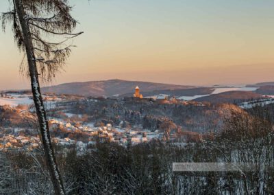 Winter an der Burg Lichtenberg in der Westpfalz. Im Vordergrund Thalichtenberg. Der Potzberg im Hintergrund