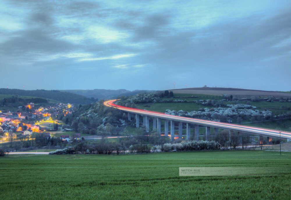 Langzeitbelichtung der Autobahnbrücke A62 bei Henschtal (Kreis Kusel, Westpfalz, Pfälzer Bergland).