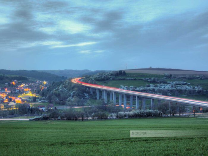 Langzeitbelichtung der Autobahnbrücke A62 bei Henschtal (Kreis Kusel, Westpfalz, Pfälzer Bergland).