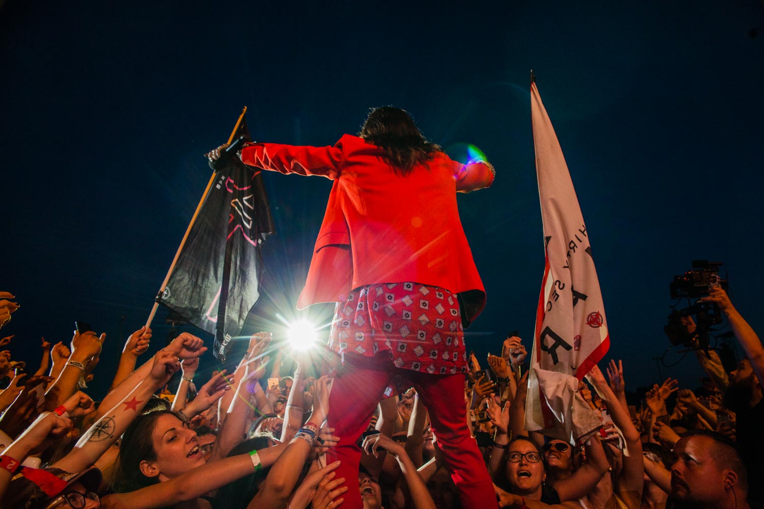 Jared Leto, singt mit seinen Fans von 30 Seconds to Mars