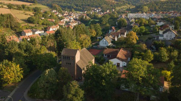 Luftaufnahme der Kirche St. Michael in Herschweiler-Pettersheim