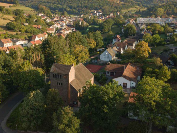 Luftaufnahme der Kirche St. Michael in Herschweiler-Pettersheim