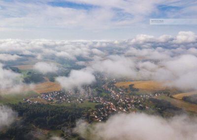 Blick durch die Wolken auf Herschweiler-Pettersheim in der Westpfalz