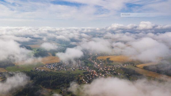 Blick durch die Wolken auf Herschweiler-Pettersheim in der Westpfalz