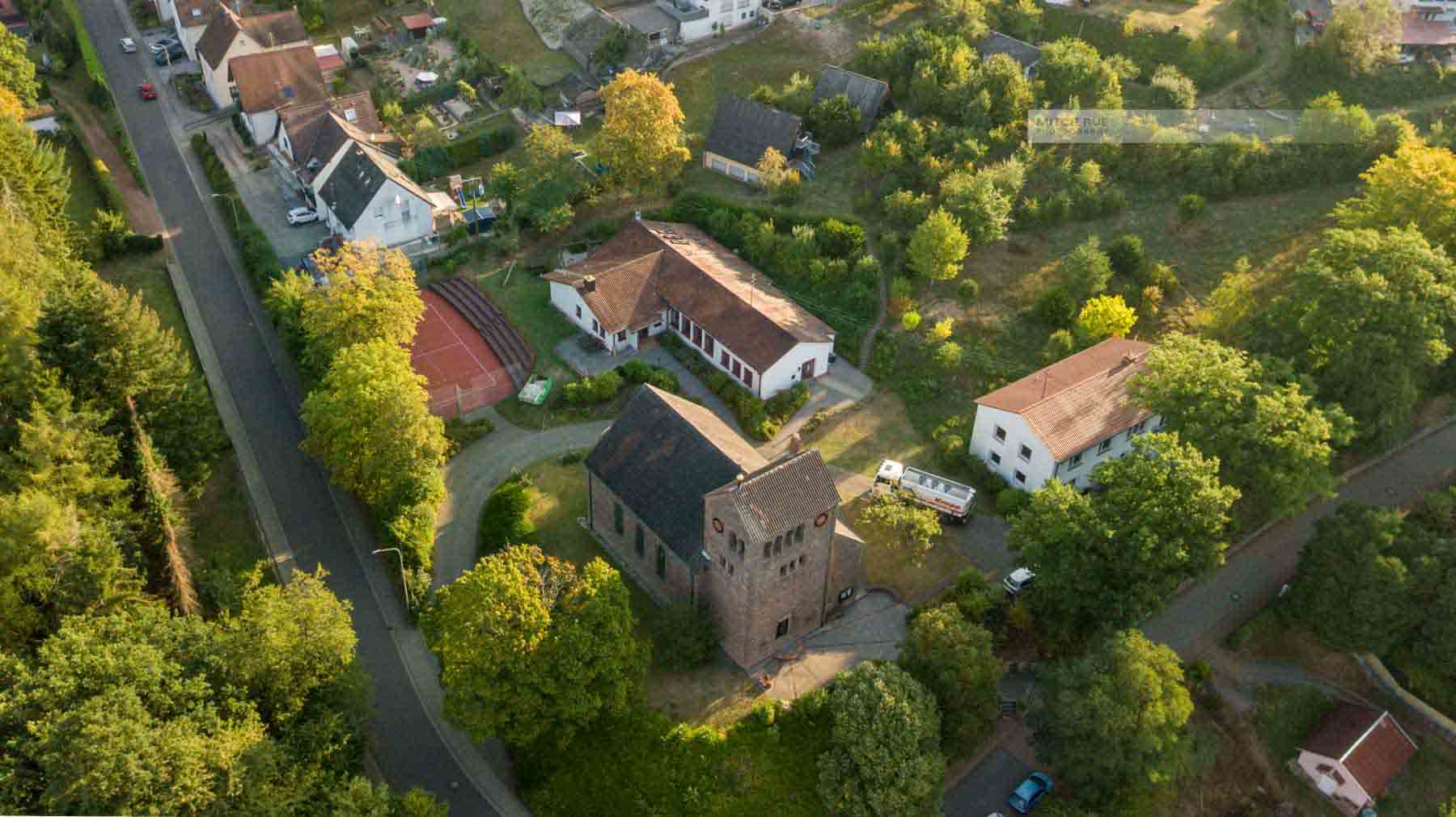 Gelände der Kirchengemeinde Herschweiler-Pettersheim im Sommer.