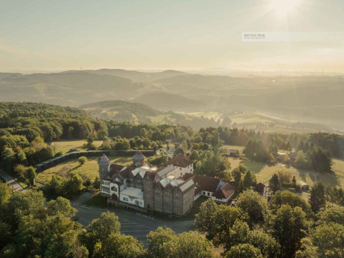 Morgenlicht auf das Hotel am Potzberg und dem Tierpark